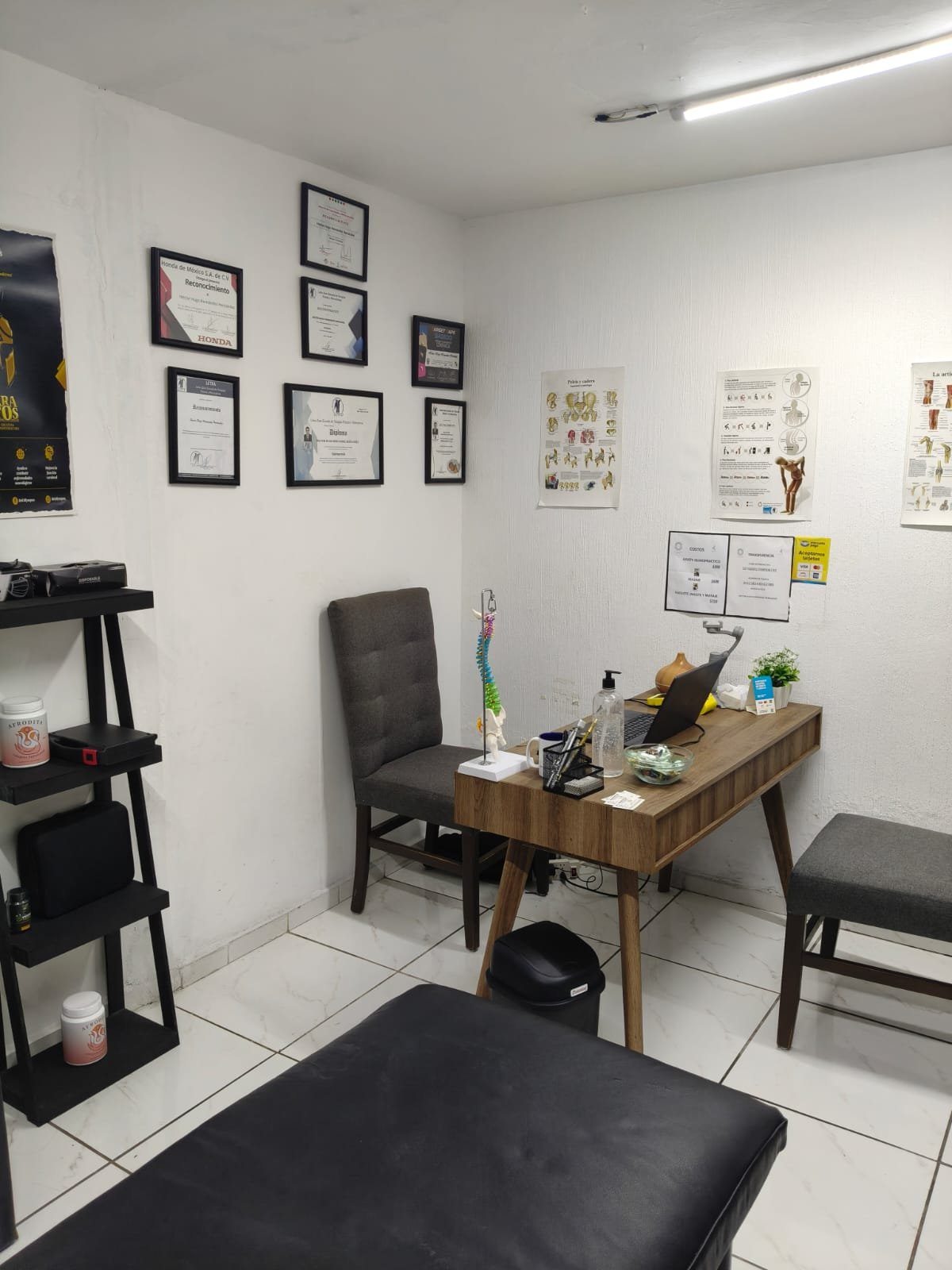Interior del consultorio, con camilla y espacio de consulta
